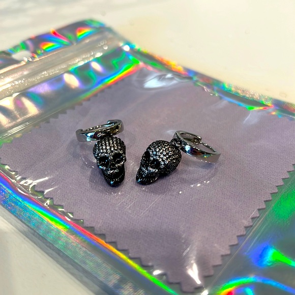 Black crystal silver pavé skull earrings with silver rhodium huggie. Handmade - Picture 1 of 6